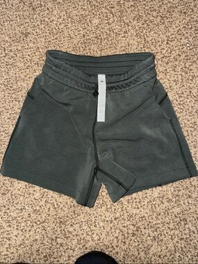 Lululemon high rise softstreme 4" shorts NOWT